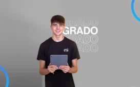 ESI-Student hält ein Tablet mit dem Wort „Grad“ dahinter.