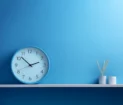 reloj y adorno azul