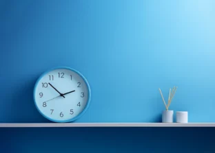 reloj y adorno azul