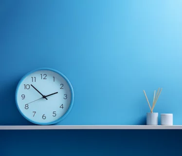 reloj y adorno azul