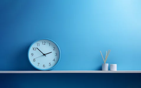 reloj y adorno azul
