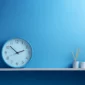 reloj y adorno azul