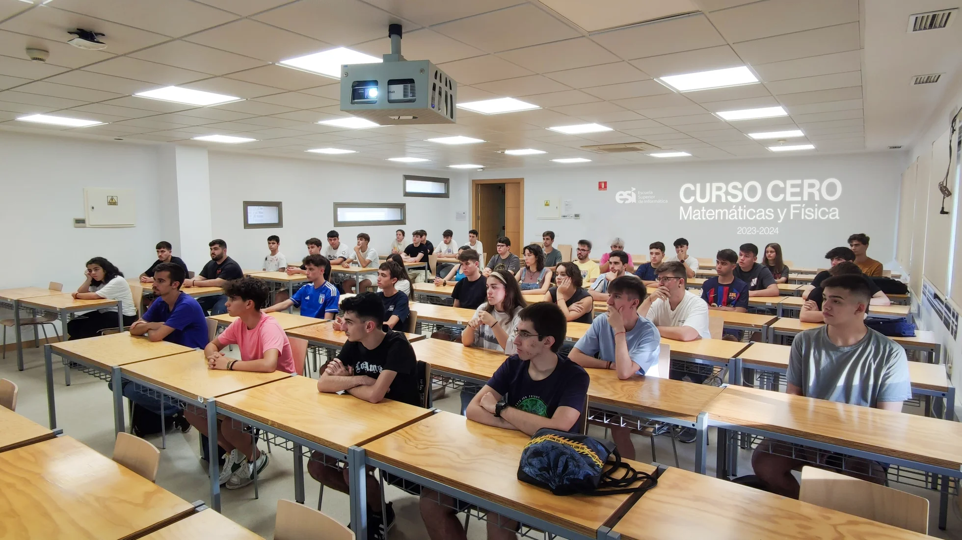 estudiantes de nuevo curso 2023-2024 en el aula