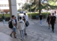 Estudiantes en los accesos a la Escuela Superior de Informática de Ciudad Real