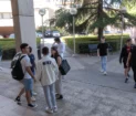 Studenten an den Eingängen der Ciudad Real Higher School of Informatics