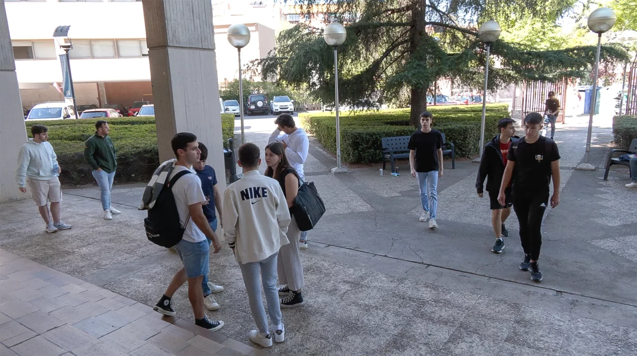 Ciudad Real Yüksek Bilişim Okulu girişindeki öğrenciler