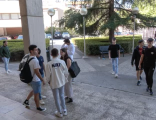 Studenti agli ingressi della Scuola Superiore di Informatica di Ciudad Real