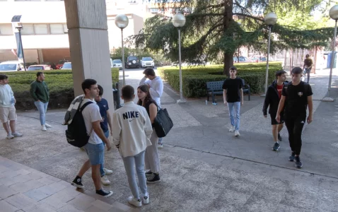 Estudiantes en los accesos a la Escuela Superior de Informática de Ciudad Real