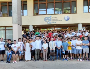 Grupo de estudiantes en la puerta de la Escuela Superior de Informática de Ciudad Real