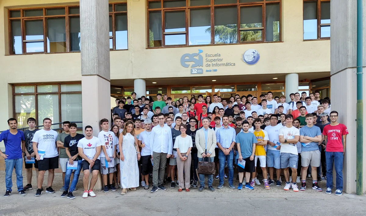 Grupo de estudiantes en la puerta de la Escuela Superior de Informática de Ciudad Real