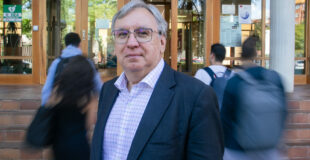 Juan Carlos López en la puerta de la Escuela Superior de Informática