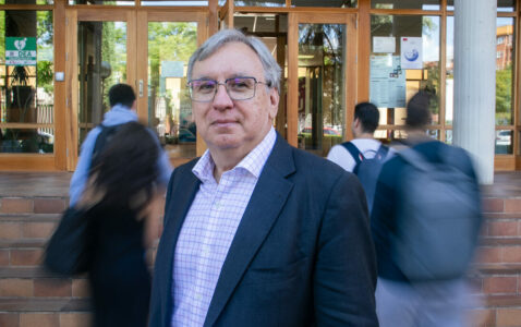 Juan Carlos López en la puerta de la Escuela Superior de Informática