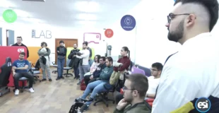 Estudiantes de ingeniería informática en el techlab