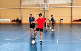 studenti dell'ESC che giocano a futsal