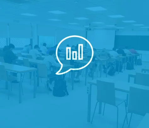Im Hintergrund ein Klassenzimmer mit Schülern, im Vordergrund ein Icon, das Umfragen darstellt