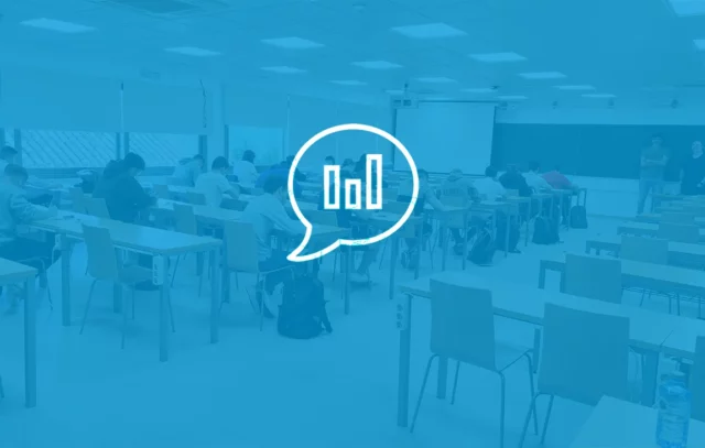 De fondo un aula con estudiantes, en primer plano un icono que representa encuestas