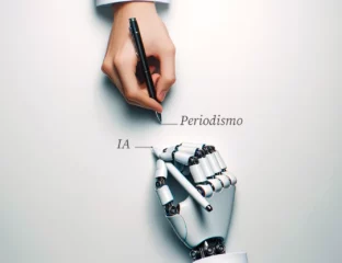 mano humana escribiendo y mano robot escribiendo con las palabras IA y periodismo