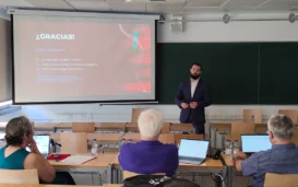 Studente che difende TFE davanti al tribunale