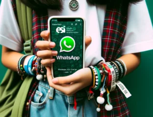 Chica sujetando un teléfono móvil con el logo de whatsapp