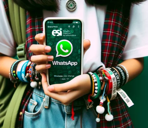Mädchen hält ein Mobiltelefon mit WhatsApp-Logo