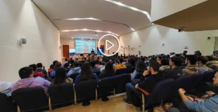 estudiantes en el salón de actos de la Escuela Superior de Informática