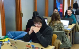 Estudiante en el hackathon frente al portatil