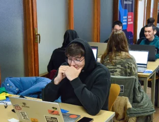 Estudiante en el hackathon frente al portatil