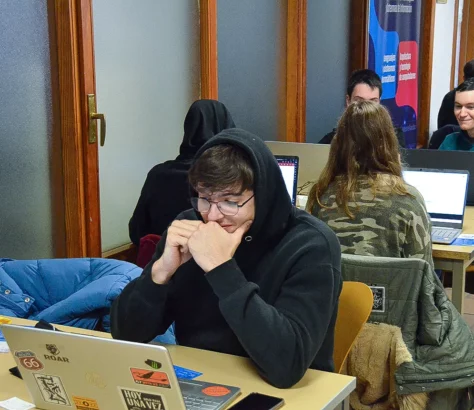 Dizüstü bilgisayarın önünde hackathon'da öğrenci