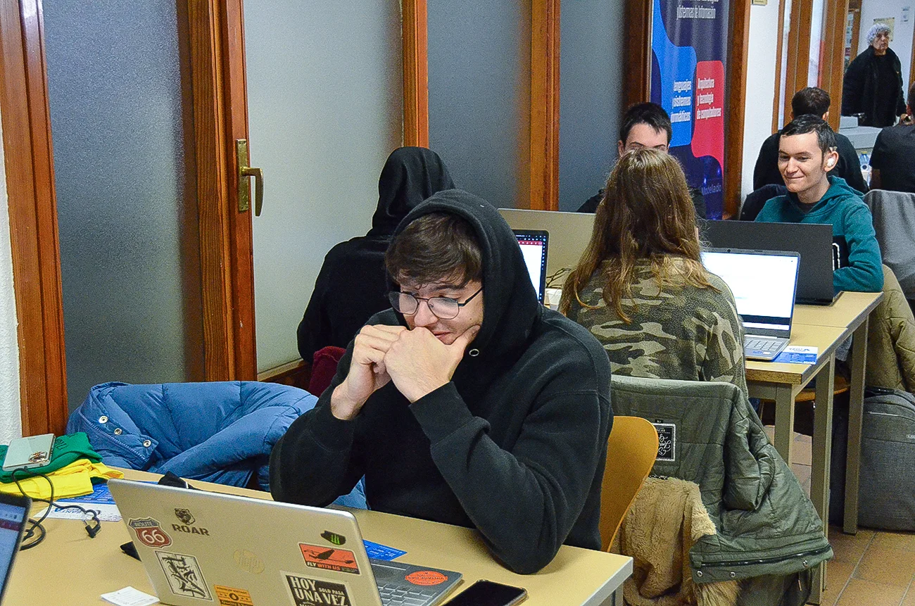 Estudiante en el hackathon frente al portatil