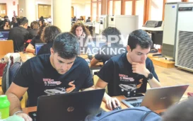 mascara de hackathon y estudiantes de la esi participando en el hackathon
