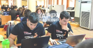 mascara de hackathon y estudiantes de la esi participando en el hackathon