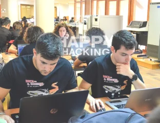 mascara de hackathon y estudiantes de la esi participando en el hackathon