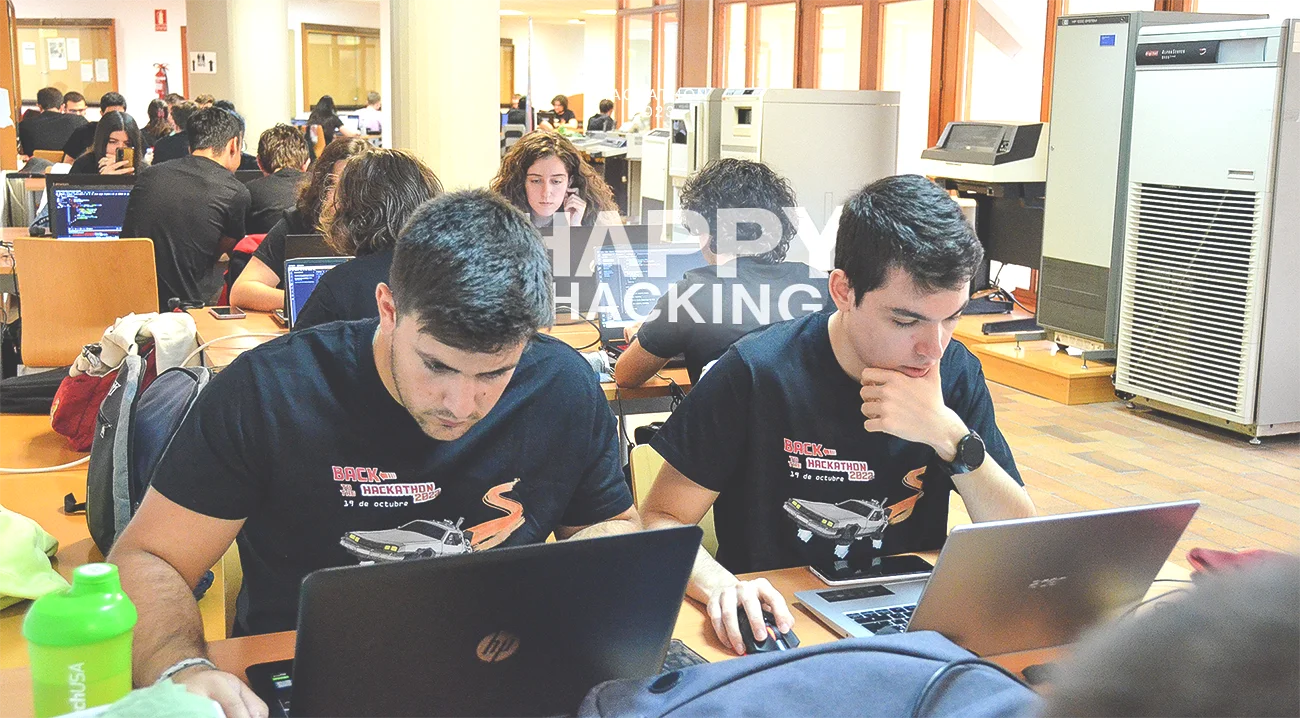 mascara de hackathon y estudiantes de la esi participando en el hackathon