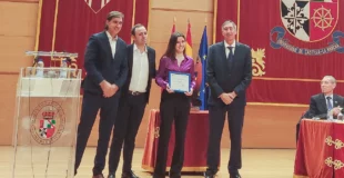 Estudiante recogiendo premio máquina de Turing