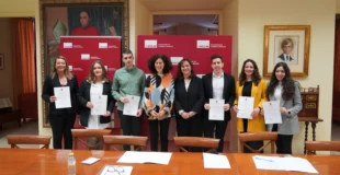 Entre de los premios a los mejores TFE sobre discapacidad. Vicerrectora de estudiantes uclm y estudiantes premiados