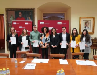 Entre de los premios a los mejores TFE sobre discapacidad. Vicerrectora de estudiantes uclm y estudiantes premiados