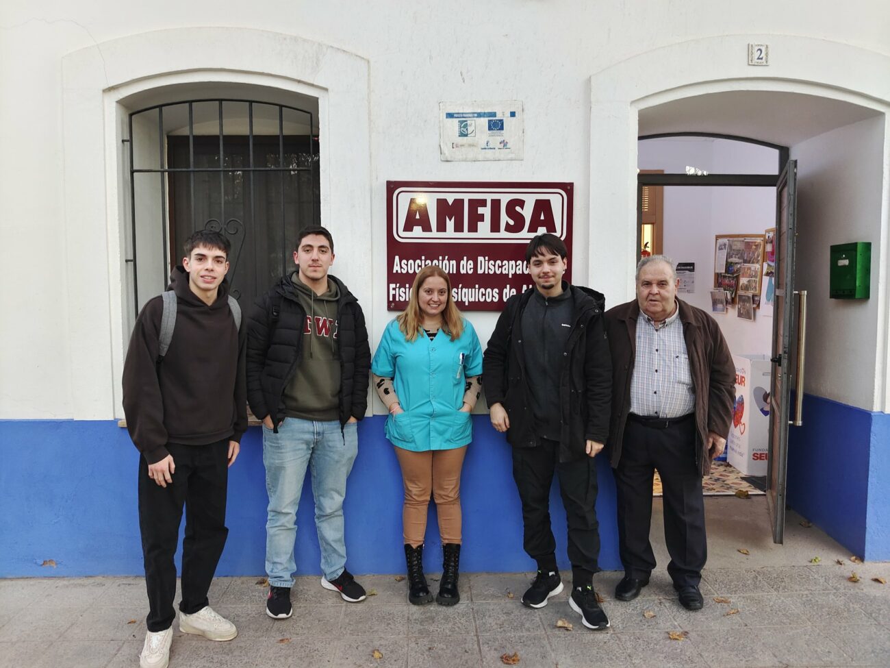 estudiantes de comercio electrónico y Representantes de AMFISA