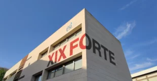 Módulo B de la Escuela Superior de Informática, con las letras XIX Forte