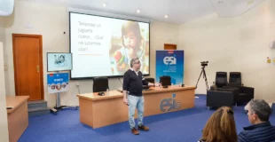 Manuel Ángel Serrano en el salón de actos Alan Turing