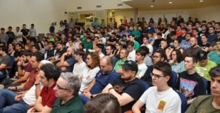 Estudiantes y profesores en el salón de actos de la Escuela Superior de Informática de Ciudad Real