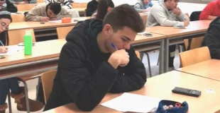 Estudiantes haciendo examen en el politécnico de ciudad real