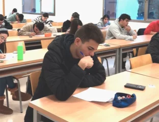 Estudiantes haciendo examen en el politécnico de ciudad real