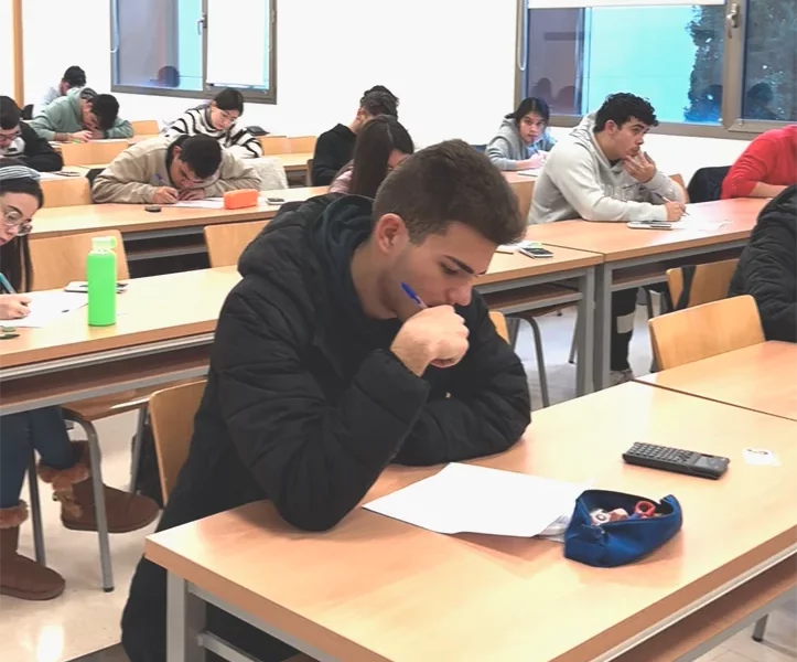 學生在雷阿爾城理工學院參加考試