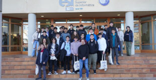 grupo de estudiantes visitando la esi