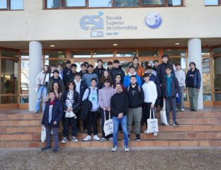 grupo de estudiantes visitando la esi