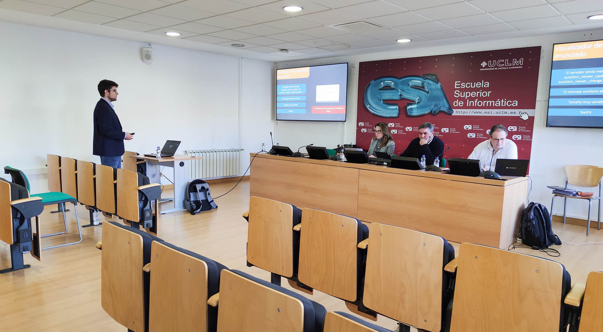 Estudiante defendiendo TFE en la Escuela Superior de Informática