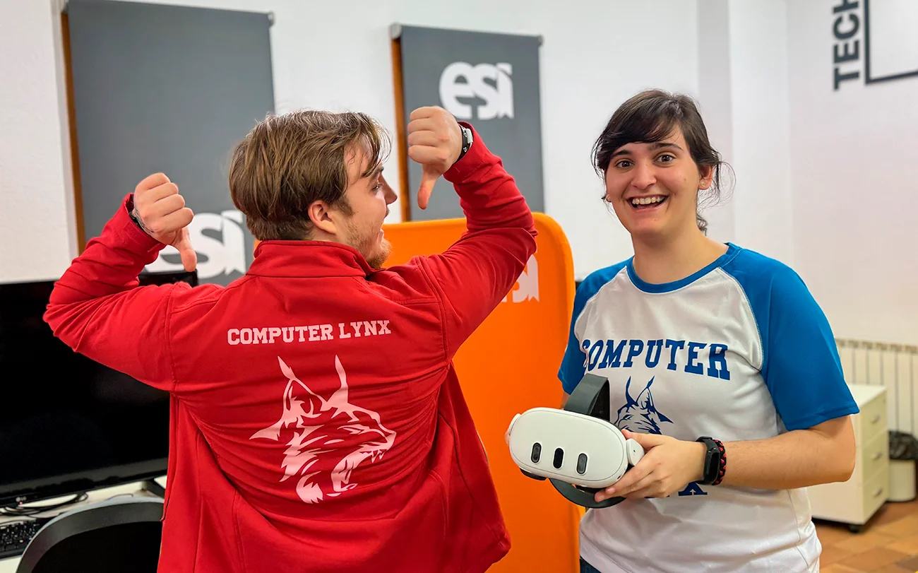Dos estudiantes de la ESI en el Techlab