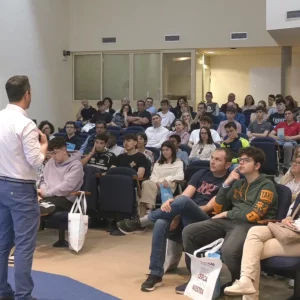 familias en el salón de actos de la escuela superior de informática