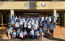 Studenten der pädagogischen Minecraft-Werkstatt vor der Tür des ESI