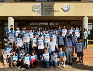 estudiantes del taller de minecraft educativo en la puerta de la ESI